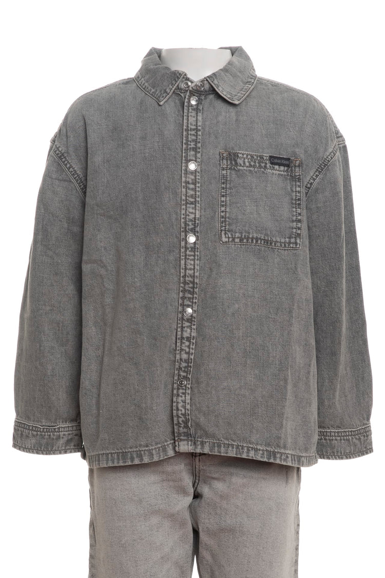 Camicia di jeans grigia per bambino con doppia tasca frontale e taglio ampio