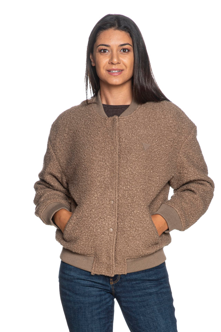 Modello di bomber donna marrone in tessuto sherpa effetto teddy
