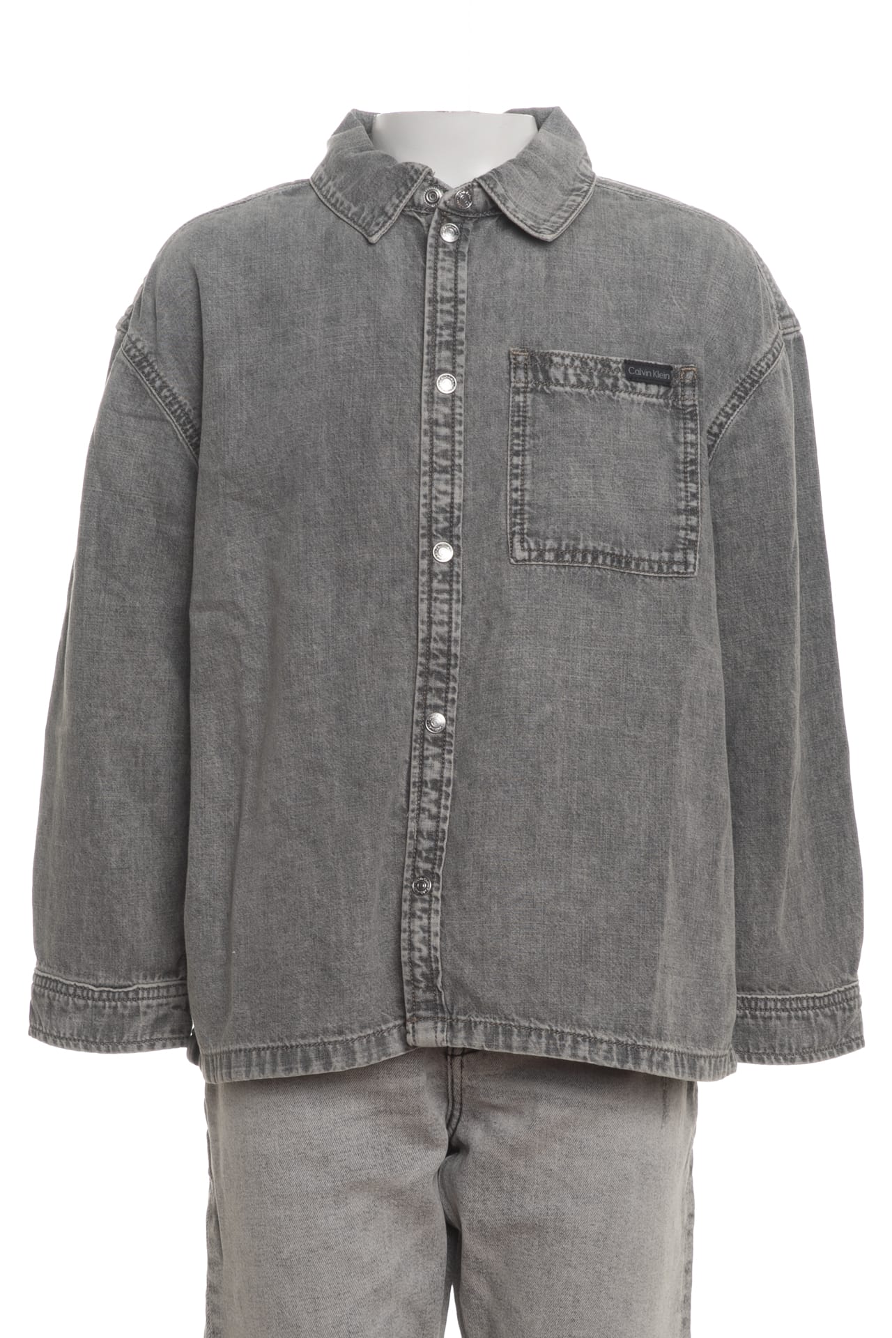 Camicia di jeans grigia per bambino con doppia tasca frontale e taglio ampio
